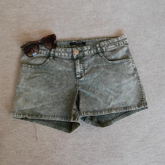 Shorts - Picture 2 of 3